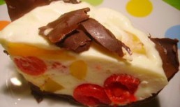 Tarta inghetata de lamaie in crusta de ciocolata
