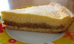 Tarta racoritoare cu nuca, sos caramel si branza