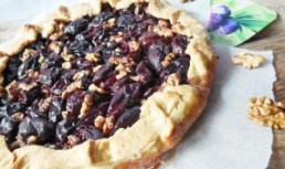 Tarta rustica cu prune si nuci
