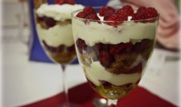 Tiramisu cu zmeura si crema de iaurt