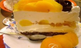 Tort crocant cu piersici