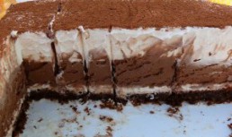 Tort cu 3 feluri de ciocolata