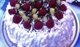 Tort cu ananas, frisca si capsuni