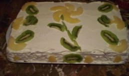Tort cu budinca, frisca si fructe