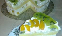 Tort cu caise si kiwi