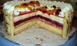 Tort cu caise, zmeura si migdale
