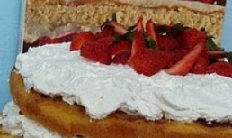 Tort cu capsuni si frisca