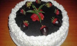 Tort cu ciocolata si capsuni