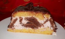 Tort cu crema de capsuni