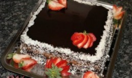 Tort Cu Crema De Cocos Si Capsuni