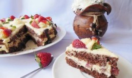 Tort cu crema de vanilie, capsuni si visine