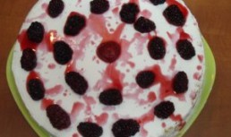 Tort cu fructe de padure si crema de vanilie