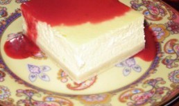Tort cu mascarpone, ciocolata alba si glazura de zmeura
