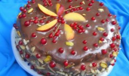 Tort cu nectarine si coacaze rosii