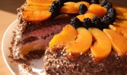 Tort cu piersici si crema de mure