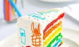 Tort curcubeu cu crema de unt, colorat natural