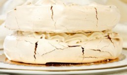 Tort de bezea cu crema de vanilie si ness