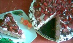 Tort  de capsuni cu blat de biscuiti