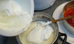 Tort de capsuni cu crema de branza