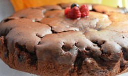 Tort de ciocolata, capsuni si maioneza