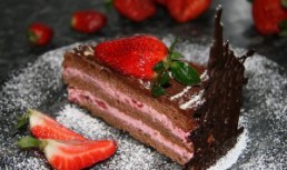 Tort de ciocolata cu crema de capsuni
