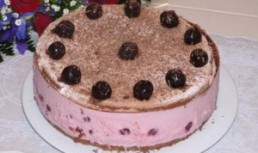Tort de ciocolata cu crema de iaurt si visine