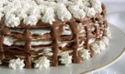 Tort de clatite cu frisca si ciocolata