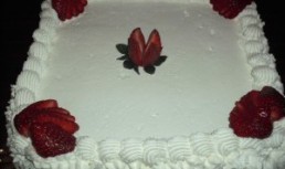 Tort festiv cu capsuni