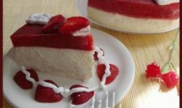 Tort mousse cu jeleu de capsuni