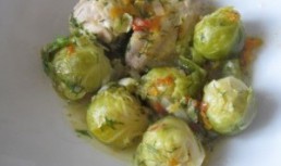 Varză de Bruxelles cu legume și pui