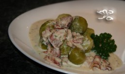 Varzuca de Bruxelles cu sos si bacon