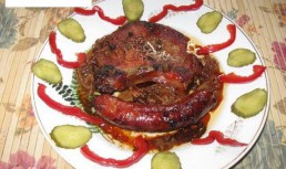 Cotlet  si carnati de porc in sos de vin la cuptor