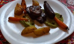 Cotlet si muschiulet de porc cu piure de mazare pentru o portie