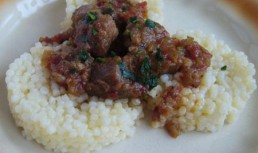Cous-cous cu tocana de porc