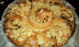 Cozonac cu fulgi de migdale