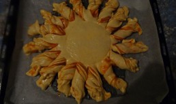 Cozonac floare cu gem de caise