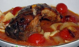 Crap in sos rosu cu usturoi