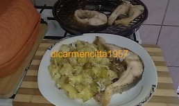 Crap la gratar cu cartofi copti si cascaval ras