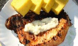 Crap la gratar cu sos de iaurt si usturoi