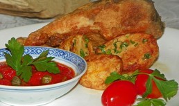 Crap prăjit cu sos de roșii și capere