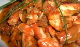 Creveti pr~ajiti cu sos de portocal~a (Gambas fritas com molho de laranja)