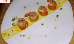 Creveti serviti cu piure de cartof dulce si sos de vin