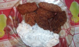 Crochete din carne de curcan cu sos de castraveti acri