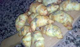 Croissant cu prosciutto si wurstel