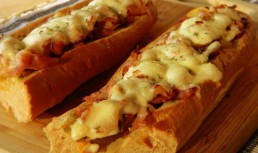 Crostini cu bacon, rosii si mozarella