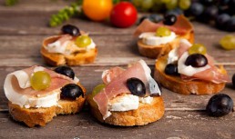 Crostini Cu Branza De Capra, Prosciutto Si Struguri