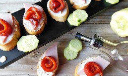 Crostini cu crema de branza si ardei kapia copt