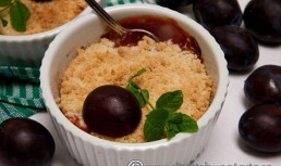 Crumble cu prune si mango