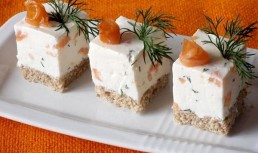 Cuburi aperitiv cu crema de branza si somon
