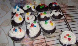 Cupcake de ciocolata si martipan